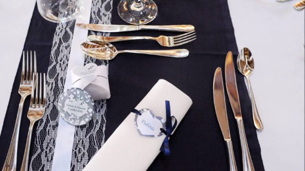 Vidéo decoration table mariage bleu marine et blanc