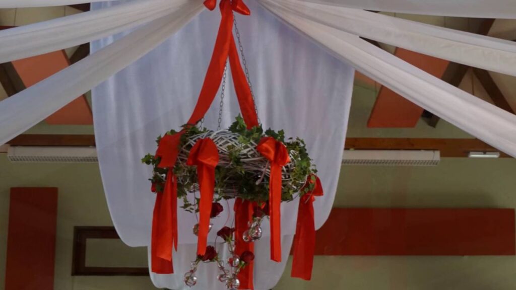 Vidéo decoration table mariage rouge et argent